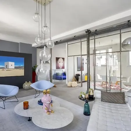 Charming Parisian With A Stunning Terrace Ferienhaus