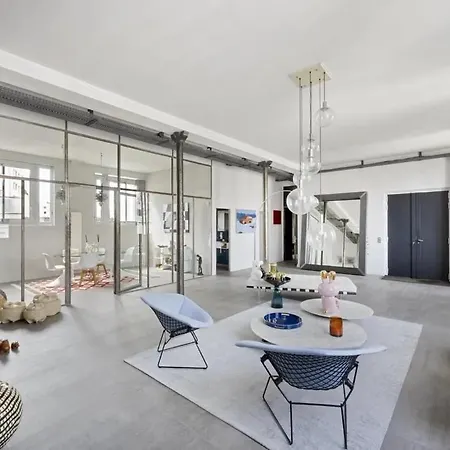 Charming Parisian With A Stunning Terrace Ferienhaus